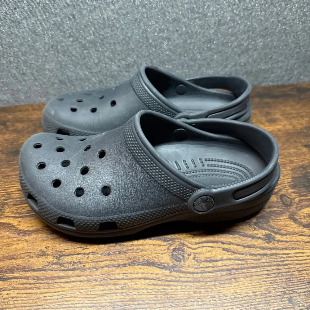 Crocs Classic Clogs Kids Size J2 Black Slip On Water Shoes Sandals Comfort